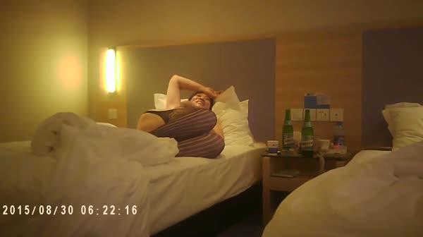 大奶子蓝发火辣人妻熟女与小伙宾馆偷情一线天肥逼轻轻一搞就出水爆操哭腔呻吟无套内射搞了好几炮对白精彩淫荡